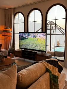 un soggiorno con una grande TV a schermo piatto di Chalet with a modern bohemian design a Riyad
