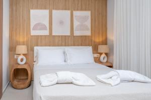 a bedroom with a bed with two towels on it at Aurelia Residence in Ampavris