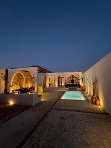 una casa con piscina di notte di Chalet with a modern bohemian design a Riyad Altre 34 foto