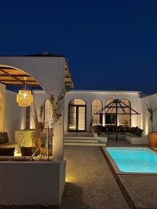 una villa con piscina di notte di Chalet with a modern bohemian design a Riyad