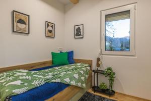 布莱德Počitniška hiša Gorski Šepet Bled的一间卧室，里面有一张床和一扇窗户。