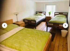 two beds in a room with twoacersacersettlement at Auszeit in Hamburg