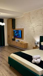 TV a/nebo společenská místnost v ubytování SHoliday Sky Panoramic Apartment New Building Private Parking