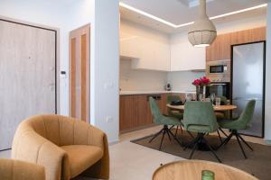 a kitchen and dining room with a table and chairs at Aurelia Residence in Ampavris