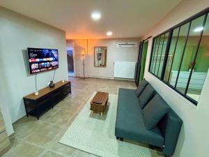 Μια τηλεόραση ή/και κέντρο ψυχαγωγίας στο Le Cocon Vert