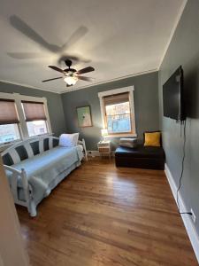 Giường trong phòng chung tại A Beautiful 1920's classic in the Heart of it All-Coffee, Dining, & medical care nearby