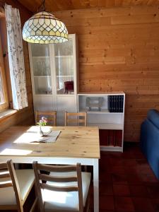 a kitchen and dining room with a table and chairs at Charmant Studio in Mattsee