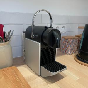 un horno tostador en la parte superior de una barra de cocina en Studio La cabine, en Wimereux