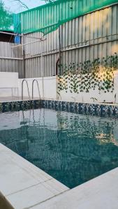 Swimmingpoolen hos eller tæt på Yeoor Hills Anandwan Villa