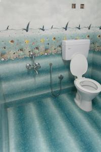 Et badeværelse på Yeoor Hills Anandwan Villa + 11 billeder