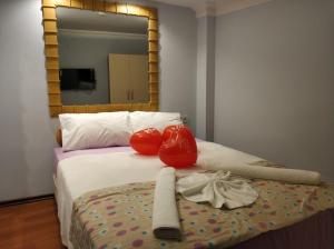 アンタルヤにあるNest Hotel Antalyaのボクシンググローブ2つと鏡のあるベッド +8枚の写真