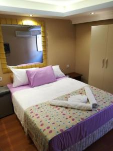 アンタルヤにあるNest Hotel Antalyaのベッドとタオル2枚のある寝室