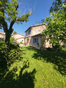 Chez MariLou في أمبيريو-أون-بوغي: منزل مع ساحة مع عشب أخضر