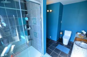 y baño azul con ducha y aseo. en La Musicale, en Rouen 25 fotos más