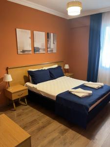 une chambre avec un grand lit avec des draps bleus dans l'établissement Nehir Apart Hotel, à Fethiye