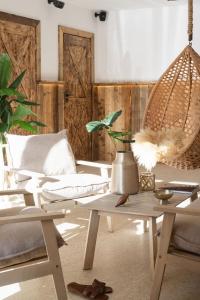 a living room with rattan chairs and a table at Kominkowy Chill - Jacuzzi, Sauny & Wybrane apartamenty z prywatnym jacuzzi in Zakopane