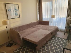 un divano marrone in un soggiorno con finestra di Am Zingster Strand a Zingst