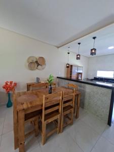 Køkken eller tekøkken på CASA DE TEMPORADA NOVA E COMPLETA- ReFÚGIO