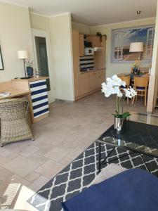 un soggiorno con un vaso di fiori su un tavolo di Am Zingster Strand a Zingst