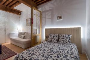 1 dormitorio con 1 cama y 1 silla en Le 27 L, en Lyon
