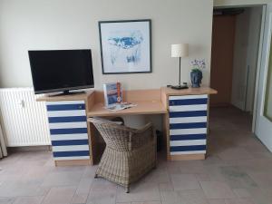 una scrivania con un monitor per computer e una scrivania con una televisione di Am Zingster Strand a Zingst Altre 2 foto