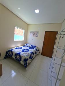 En eller flere senge i et værelse på CASA DE TEMPORADA NOVA E COMPLETA- ReFÚGIO