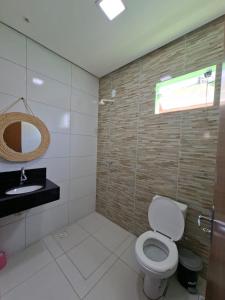 Et badeværelse på CASA DE TEMPORADA NOVA E COMPLETA- ReFÚGIO + 6 billeder