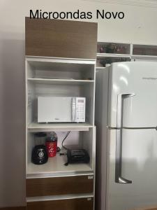 una cucina con frigorifero e forno a microonde di Via Venetto Feirinha Beira Mar a Fortaleza
