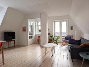 un soggiorno con un divano e un tavolo di Historic Residence with Lake View a Stenstrup