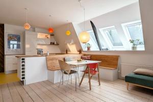 una cucina e un soggiorno con tavolo e sedie di Historic Residence with Lake View a Stenstrup