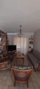 Dinamo Bed&Breakfast في إلباسان: غرفة معيشة مع كنب وطاولة +10 صور