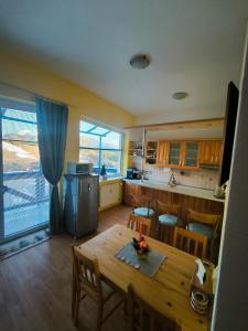 Η κουζίνα ή μικρή κουζίνα στο Hills View Apartment