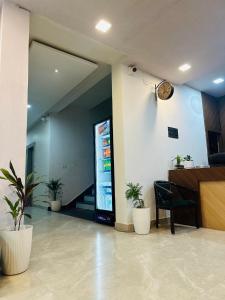 een kantoorlobby met een bureau en een klok aan de muur bij Hotel Shri Radha Sneh 500 Mtrs From Shri Krishna Janma Bhumi Mathura in Mathura