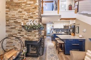 una cucina con muro di mattoni e camino di Mountain Crest Cabin a Snowshoe