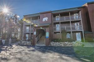 un grande condominio con una rampa di accesso di Mountain Crest Cabin a Snowshoe