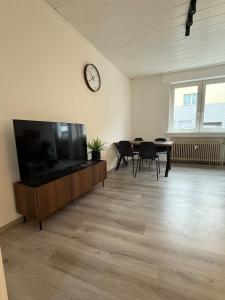 Телевизор и/или развлекательный центр в Gemütliche 2-Zimmer im Erdgeschoss mit guter Anbindung