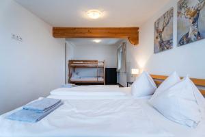 En eller flere senge i et værelse på Chalet Gretl by we rent