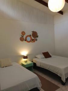 een kamer met 2 bedden en een tafel met een lamp bij Hotel Exotic Lodge in Puerto Viejo +32 foto's