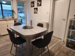 Ferienwohnung am Rittergut 100qm في Grebenstein: طاولة في مطبخ مع كراسي حوله