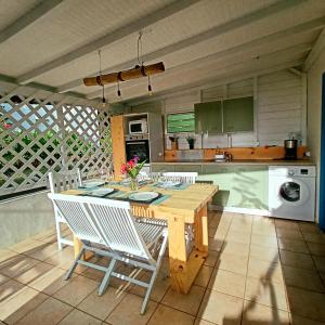 Kuchyň nebo kuchyňský kout v ubytování Villa Fleurs d'Air en côte sous le vent