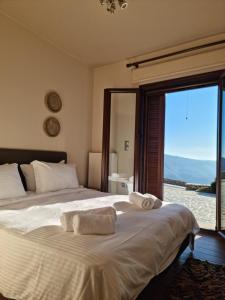En eller flere senge i et værelse på Arachova The View Maisonette by Ski ALure