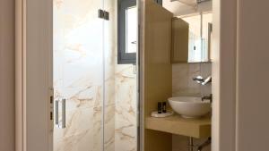 Et badeværelse på Arachova The View Maisonette by Ski ALure + 52 billeder