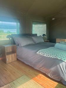 En eller flere senge i et værelse på Askop Tented Escape & Adventure