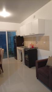 een keuken met een fornuis en een bank in een kamer bij Joseline House in San Miguel