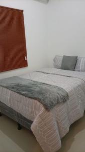 een slaapkamer met twee bedden en een raam bij Joseline House in San Miguel