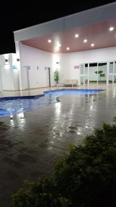 een lege parkeerplaats met een zwembad in een gebouw bij Joseline House in San Miguel