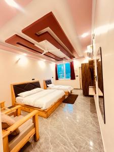 une chambre avec deux lits dans une pièce dans l'établissement Rivana Retreat, à Dehradun