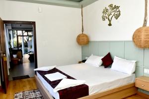 Кровать или кровати в номере Hotel Valna Estate Himalyan View Kausani By HRG