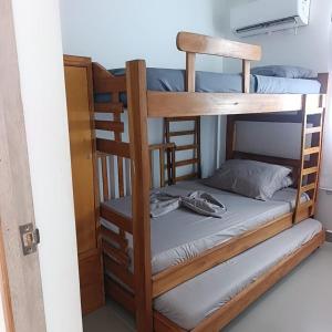un par de literas en una habitación en Caribe campestre coveñas, en Coveñas