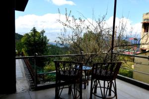 Балкон или терраса в Hotel Valna Estate Himalyan View Kausani By HRG